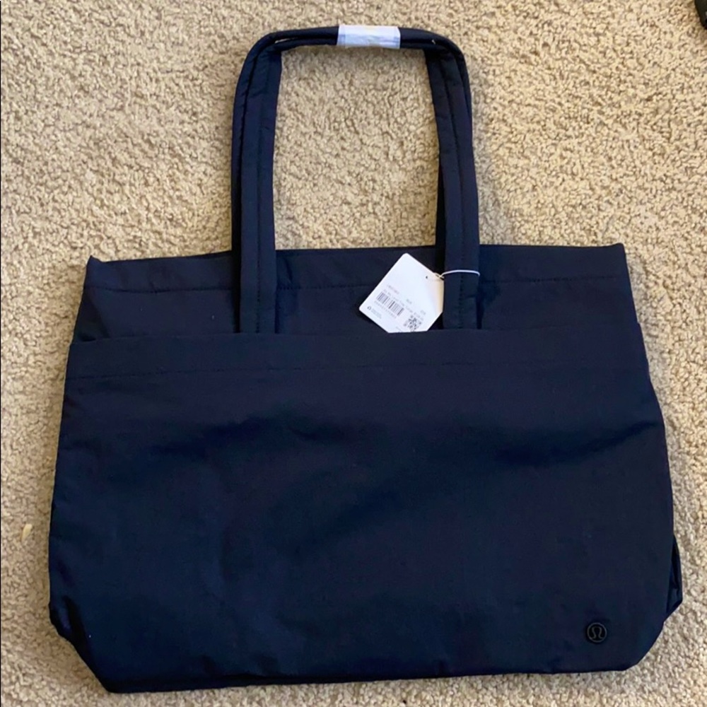 BNWT Lululemon On My Level Tote 15 L - Black